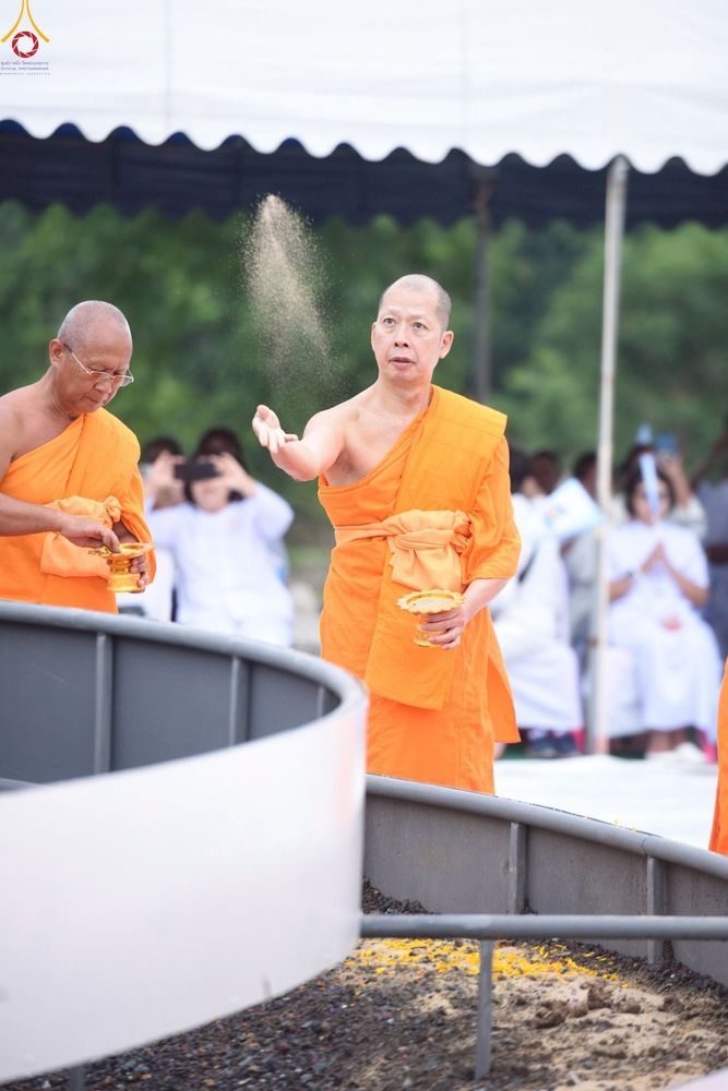 ภาพ No.246934:วันอาทิตย์ที่ 14 กันยายน พ.ศ. 2568 พิธีทอดผ้าป่า ซื้อดิน ปรับพื้นที่ลานธรรม  และพิธีกลั่นแผ่นดิน โปรยทราย สถาปนาองค์พระเจดีย์ เพื่อสร้างสันติภาพโลก  ณ ศูนย์ปฏิบัติธรรมสระบุรี อ.พระพุทธบาท จ.สระบุรี