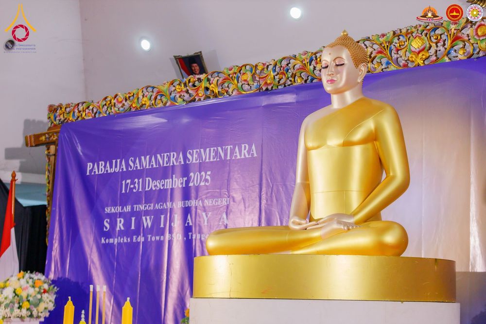 ภาพ No.284452:วันพุธที่ 17  ธันวาคม พ.ศ.2568  พิธีปลงผมนาคธรรมทายาท  โครงการบรรพชาสามเณรและบวชอุบาสิกาแก้ว  ณ วิทยาลัยศรีวิจายา (Sekolah Tinggi Agama Buddha Negeri Sriwijaya) เมืองตังเกอรัง จังหวัดบันเตน ประเทศอินโดนีเซีย