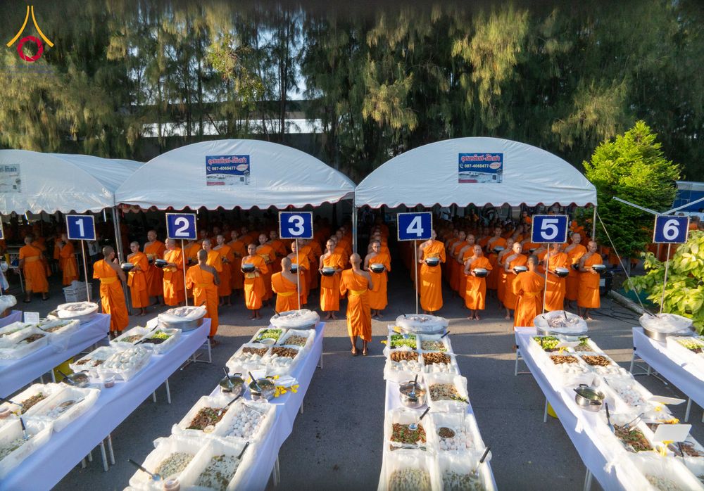 ภาพ No.288149:วันที่ 4 มกราคม พ.ศ. 2569 พิธีถวายภัตตาหารเป็นสังฆทาน แด่พระธรรมยาตรา ในโครงการธรรมยาตรา กตัญญูบูชา มหาปูชนียาจารย์ พระมงคลเทพมุนี(สด จนฺทสโร) พระผู้ปราบมาร อนุสรณ์สถาน 7 แห่ง ปีที่ 14 ณ อนุสรณ์สถานมหาวิหารพระมงคลเทพมุนี (โลตัสแลนด์) อ.สองพี่น้อง จ.สุพรร