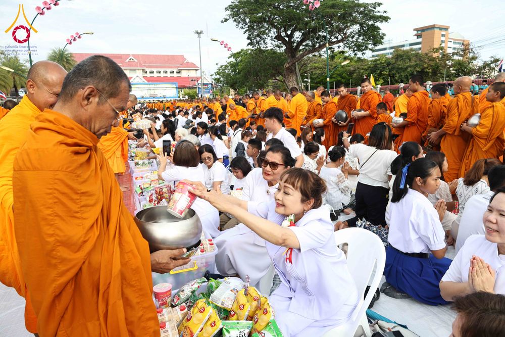 ภาพ No.329506:วันอาทิตย์ที่ 24 พฤษภาคม พ.ศ. 2569 พิธีตักบาตรพระ 1,000 รูป เพื่อถวายเป็นพุทธบูชาในเทศกาลวิสาขบูชาโลก และ ถวายเป็นพระราชกุศล  ณ ลานศิลปวัฒนธรรม เมืองปัตตานี จ.ปัตตานี