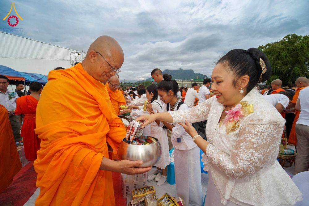 ภาพ No.330357:วันเสาร์ที่ 30 พฤษภาคม พ.ศ.2569 พิธีทำบุญฉลองครบรอบ 117 ปี เมืองเชียงดาว  ตักบาตรพระ 1,112 รูป และ พิธีทักษิณานุปาทานแด่พระนเรศวรมหาราช ณ ตลาดฟ้าเพียงดาว อ.เชียงดาว จ.เชียงใหม่