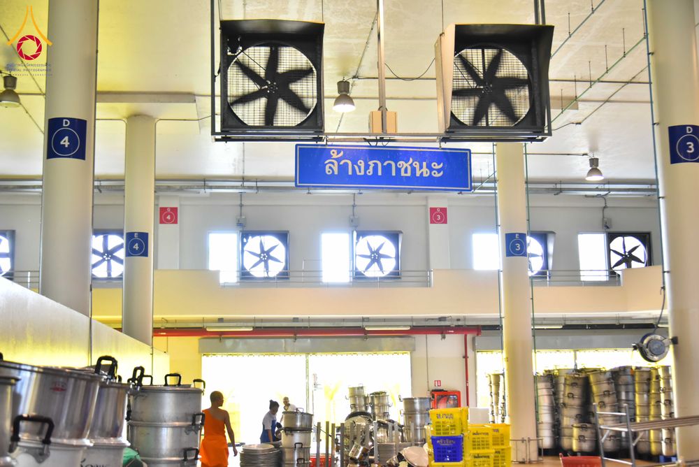 ภาพ No.325219:วันที่ 24-25 เมษายน พ.ศ.2569  เจ้าหน้าที่และอาสาสมัครรับบุญเก็บงานล้างภาชนะ งานถวายมหาสังฆทาน 40,000 กว่าวัดทั่วประเทศ  ณ โรงครัว 71 ปีวัดพระธรรมกาย