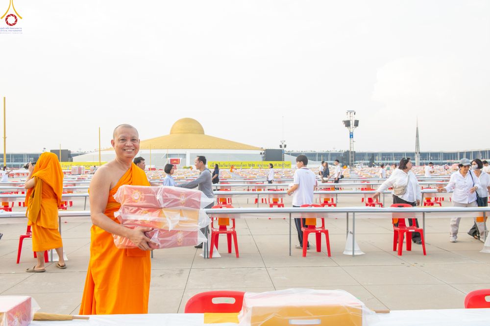 ภาพ No.322546:วันที่ 17 เมษายน พ.ศ.2569 การเรียงกล่องไทยธรรม เรียงน้ำดื่ม เรียงร่ม ณ ลานธรรมพระมหาธรรมกายเจดีย์ เพื่องานถวายมหาสังฆทาน 40,000 กว่าวัดทั่วประเทศ วันคุ้มครองโลก 22 เมษายน พ.ศ.2569 วัดพระธรรมกาย