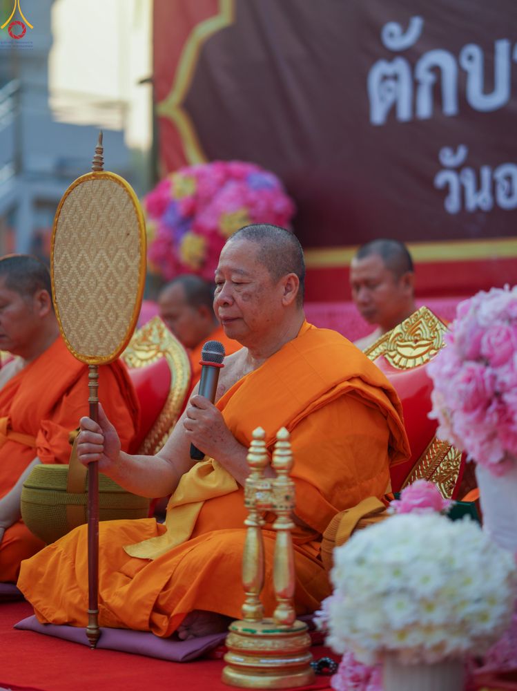 ภาพ No.321019:วันอาทิตย์ที่ 12 เมษายน พ.ศ 2569 พิธีตักบาตรปี๋ใหม่เมืองพระภิกษุสงฆ์ 339 รูป อุทิศถวายพระราชกุศลสมเด็จพระนางเจ้าสิริกิติ์  พระบรมราชินีนาถ พระบรมราชชนนีพันปีหลวง และฉลองเมืองแม่แตงครบรอบ 119 ปี ณ ลานโรงแรมแอร์ไดมอนด์ อำเภอแม่แตง จังหวัดเชียงใหม่