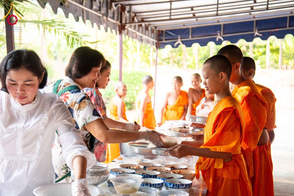 ภาพ No.321772:วันที่ 12 เมษายน พ.ศ.2569 ตักบาตรสงกรานต์ฉลองสามเณรใหม่  ณ ศูนย์ปฏิบัติธรรมระยอง(บ้านช่องลม)