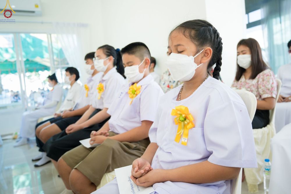 ภาพ No.70317:พิธีเจริญพระพุทธมนต์ ปฏิบัติธรรม มอบทุนการศึกษา ถวายสังฆทาน 139 วัด เพื่อถวายเป็นพุทธบูชา และขับเคลื่อนโครงการหมู่บ้านรักษาศีล 5 โดยคณะสงฆ์จังหวัดสุพรรณบุรี คณะศิษยานุศิษย์วัดพระธรรมกาย โครงการธรรมยาตรา ปีที่ 11 วันที่ 7 มกราคม พ.ศ. 2566 ณ ศูนย์ปฏิบัติธร