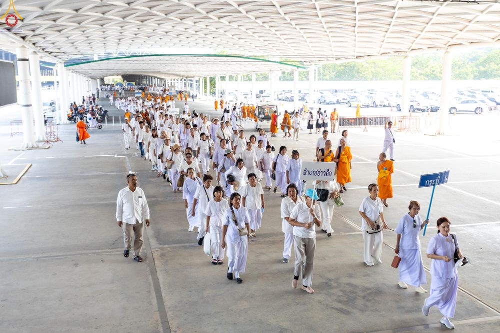 ภาพ No.324412:วันที่ 22 เมษายน พ.ศ.2569 (วันคุ้มครองโลก) งานถวายมหาสังฆทาน 40,000 กว่าวัดทั่วประเทศ บรรยากาศพระสังฆาธิการและสาธุชน  เดินทางเข้าลานธรรม วัดพระธรรมกาย