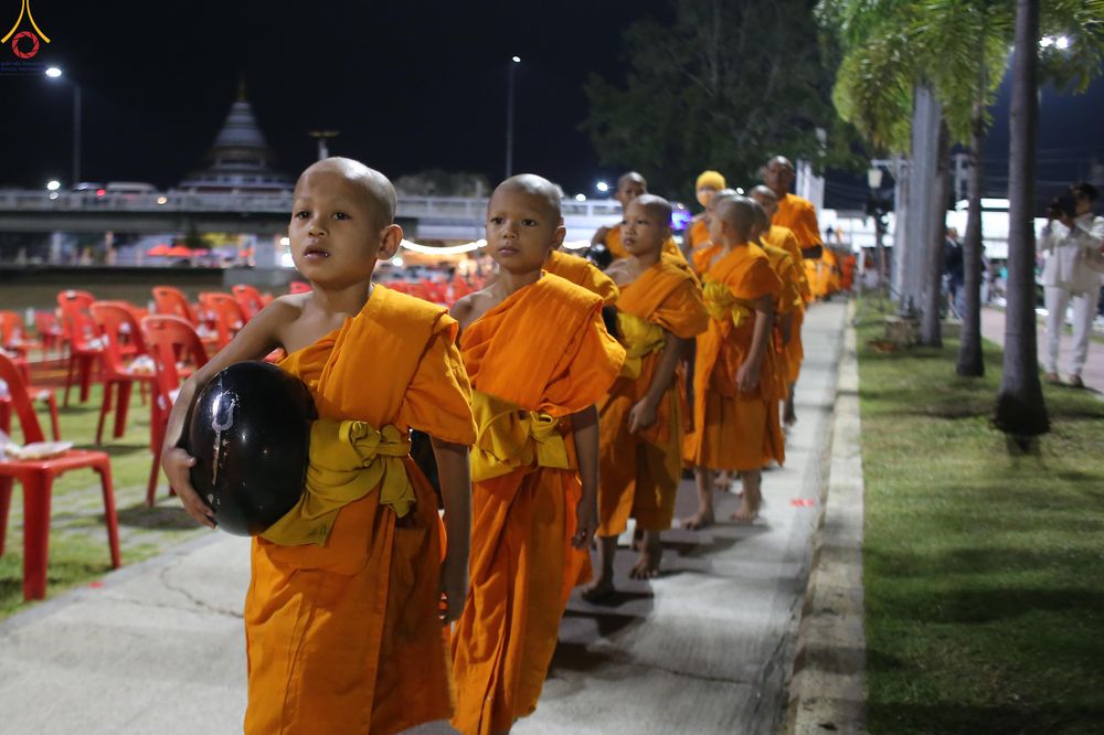 ภาพ No.284128:วันเสาร์ที่ 20 ธันวาคม พ.ศ.2568  พิธีตักบาตรพระ 10,000 รูป เนื่องในโอกาส 194 ปี จังหวัดกาญจนบุรี และอุทิศส่วนกุศลให้แด่บรรพชนทั้งหลาย บริเวณถนนสองแคว (Skywalk) เมืองกาญจนบุรี