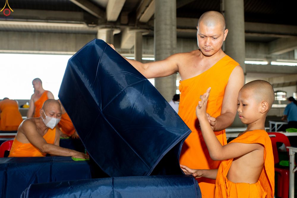 ภาพ No.322354:วันที่ 16 เมษายน พ.ศ.2569 การจัดเตรียมเบาะรองนอน เช็ดทำความสะอาด  เพื่องานถวายมหาสังฆทาน 40,000 กว่าวัดทั่วประเทศ วันคุ้มครองโลก 22 เมษายน พ.ศ.2569 วัดพระธรรมกาย