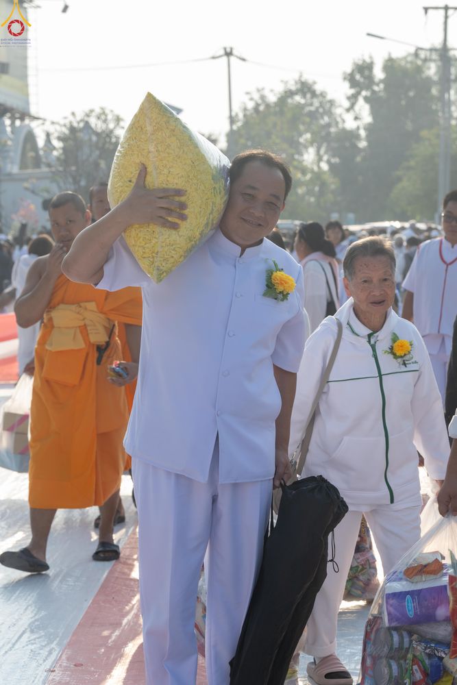 ภาพ No.294539:วันที่ 14 มกราคม พ.ศ. 2569 พิธีตักบาตรพระธรรมยาตรา ณ วัดสองพี่น้อง ต.ต้นตาล อ.สองพี่น้อง จ.สุพรรณบุรี ในโครงการธรรมยาตรา กตัญญูบูชา มหาปูชนียาจารย์ พระมงคลเทพมุนี(สด จนฺทสโร) พระผู้ปราบมาร อนุสรณ์สถาน 7 แห่ง ปีที่ 14