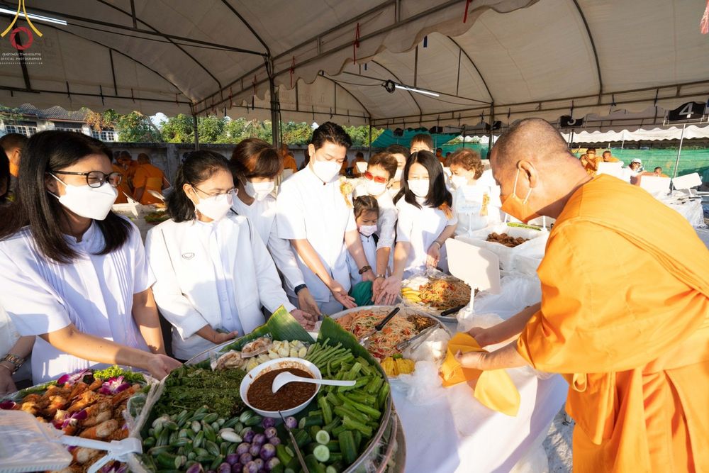 ภาพ No.72523:พิธีถวายภัตตาหารเป็นสังฆทาน แด่คณะพระธรรมยาตราฯ ในโครงการธรรมยาตรากตัญญูบูชา มหาปูชนียาจารย์ พระมงคลเทพมุนี(สด จนฺทสโร) พระผู้ปราบมาร อนุสรณ์สถาน 7 แห่ง ปีที่ 11 วันที่ 19 มกราคม พ.ศ. 2566