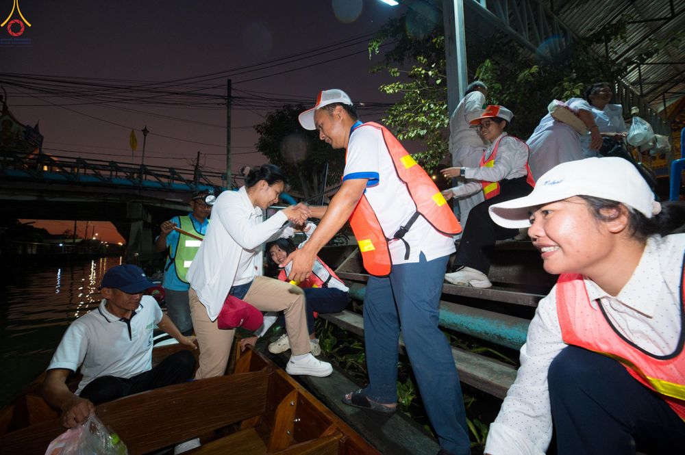 ภาพ No.300685:ภาพเบื้องหลังอาสาสมัครรวมใจ ชุดที่ 3 ในโครงการธรรมยาตรา กตัญญูบูชา มหาปูชนียาจารย์ พระมงคลเทพมุนี(สด จนฺทสโร) พระผู้ปราบมาร อนุสรณ์สถาน 7 แห่ง ปีที่ 14