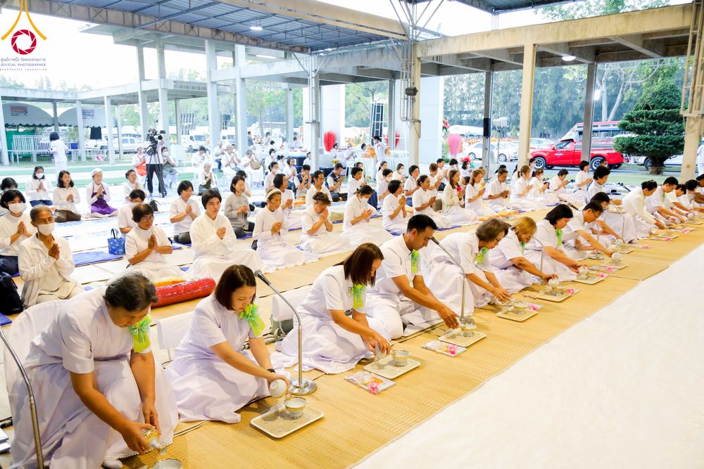 ภาพ No.106289:พิธีถวายภัตตาหารเป็นสังฆทาน แด่คณะพระธรรมยาตราฯ ในโครงการธรรมยาตรากตัญญูบูชา มหาปูชนียาจารย์ พระมงคลเทพมุนี(สด จนฺทสโร) พระผู้ปราบมาร อนุสรณ์สถาน 7 แห่ง ปีที่ 12 วันที่ 5 มกราคม พ.ศ. 2567 ณ อนุสรณ์สถานโลตัสแลนด์ จ.สุพรรณบุรี