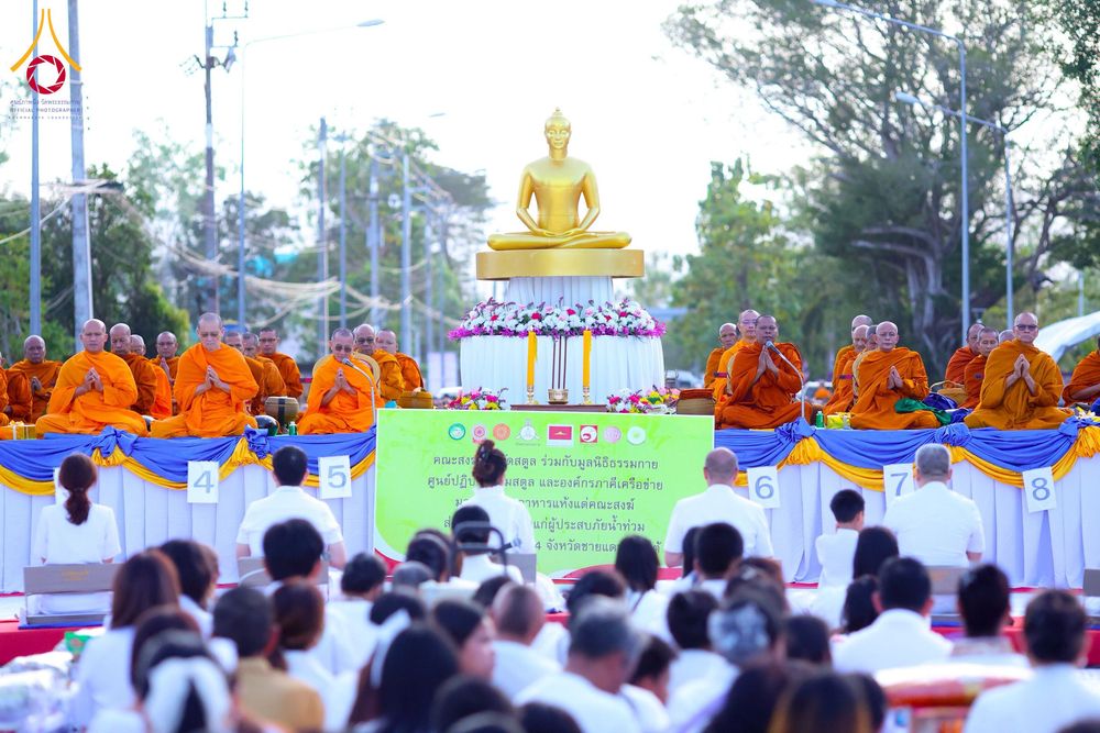 ภาพ No.281489:วันอาทิตย์ที่ 28 ธันวาคม พ.ศ.2568 ตักบาตรพระ 1000 รูป ปีที่ 1 ทำบุญเมืองสตูลส่งท้ายปี ณ หน้าโรงเรียนสตูลวิทยา จ.สตูล