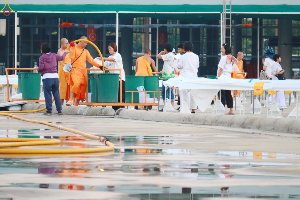 ภาพ No.321941:วันที่ 11-12 เมษายน พ.ศ.2569 การเตรียมงาน มัดถุงน้ำ , ผูกผ้าระบาย , เตรียมจุดฉันภัตตาหาร เพื่องานถวายมหาสังฆทาน 40,000 กว่าวัดทั่วประเทศ วันคุ้มครองโลก 22 เมษายน พ.ศ.2569 วัดพระธรรมกาย