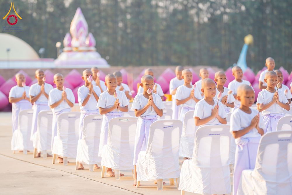 ภาพ No.318646:วันที่ 29 มีนาคม พ.ศ. 2569 พิธีเวียนประทักษิณ มอบผ้าไตร บรรพชาสามเณร  ณ ศูนย์อบรมเยาวชนกาญบุรี