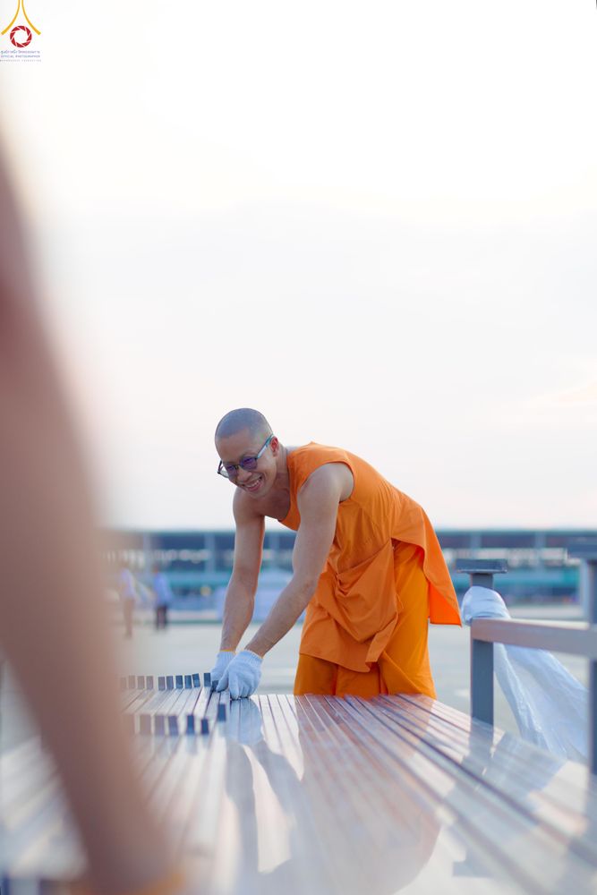 ภาพ No.326931:วันที่ 1 พฤษภาคม พ.ศ.2569 พระภิกษุ สามเณร เจ้าหน้าที่ สาธุชน ร่วมกันเก็บงาน ณ ลานธรรม วัดพระธรรมกาย