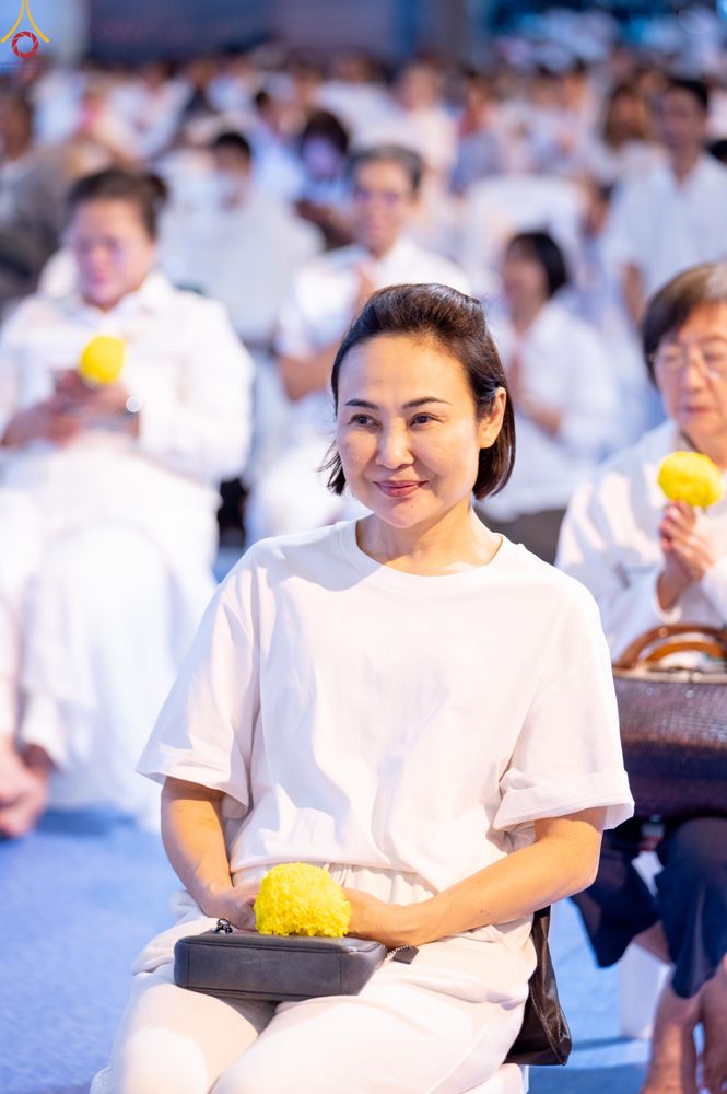 ภาพ No.280405:วันที่ 31 ธันวาคม พ.ศ.2568 -วันที่ 1 มกราคม พ.ศ.2569 พิธีฉลองชัยสวดมนต์บทธัมมจักกับปปวัตนสูตร ครบ 8,000,000,000 จบ , พิธีสวดมนต์ข้ามปี ณ วัดพระธรรมกาย