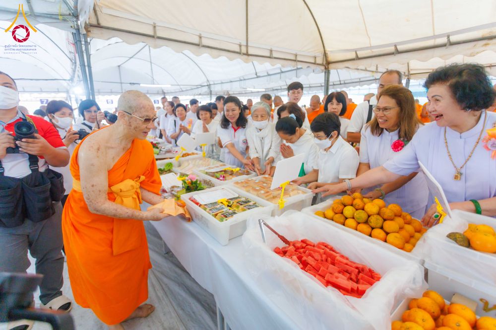 ภาพ No.298533:วันที่ 20 มกราคม พ.ศ. 2569 พิธีถวายภัตตาหารเป็นสังฆทาน แด่พระธรรมยาตรา ณ อนุสรณ์สถานบางปลา วัดบางปลา อำเภอบางเลน จังหวัดนครปฐม ในโครงการธรรมยาตรา กตัญญูบูชา มหาปูชนียาจารย์ พระมงคลเทพมุนี(สด จนฺทสโร) พระผู้ปราบมาร อนุสรณ์สถาน 7 แห่ง ปีที่ 14