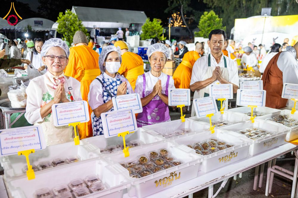 ภาพ No.288022:วันที่ 4 มกราคม พ.ศ. 2569 พิธีถวายภัตตาหารเป็นสังฆทาน แด่พระธรรมยาตรา ในโครงการธรรมยาตรา กตัญญูบูชา มหาปูชนียาจารย์ พระมงคลเทพมุนี(สด จนฺทสโร) พระผู้ปราบมาร อนุสรณ์สถาน 7 แห่ง ปีที่ 14 ณ อนุสรณ์สถานมหาวิหารพระมงคลเทพมุนี (โลตัสแลนด์) อ.สองพี่น้อง จ.สุพรร