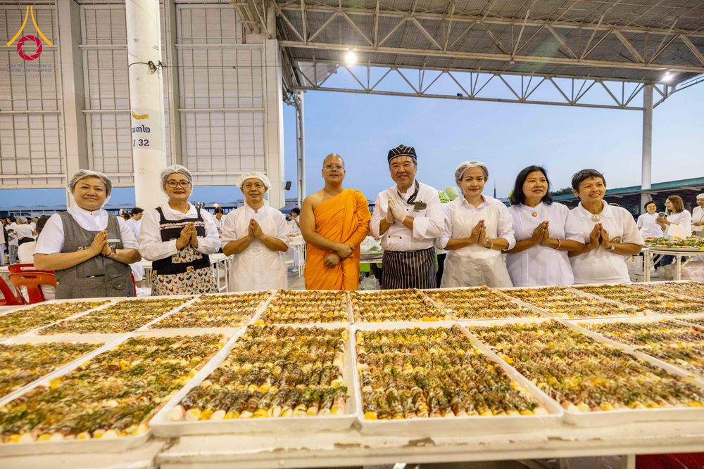 ภาพ No.279109:วันที่ 2 มกราคม พ.ศ.2569 พิธีถวายภัตตาหารเป็นสังฆทาน แด่พระธรรมยาตรา ณ วัดพระธรรมกาย ปทุมธานี ในโครงการธรรมยาตรา กตัญญูบูชา มหาปูชนียาจารย์ พระมงคลเทพมุนี(สด จนฺทสโร) พระผู้ปราบมาร อนุสรณ์สถาน 7 แห่ง ปีที่ 14