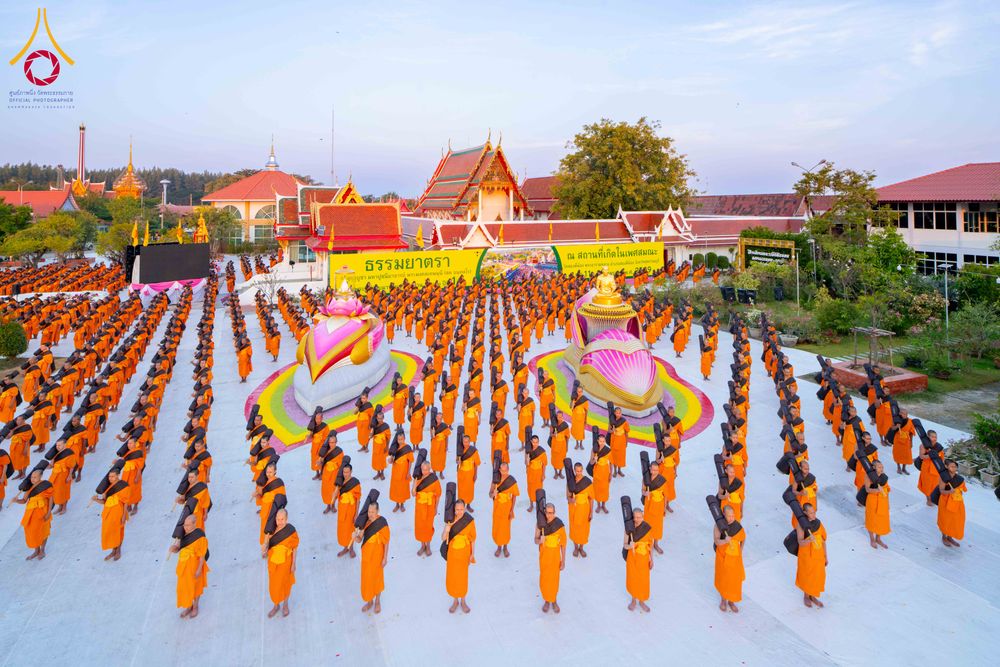 ภาพ No.294708:วันอาทิตย์ที่ 14 ธันวาคม พ.ศ.2568 พระธรรมยาตราปฏิบัติธรรมและถ่ายภาพหมู่ประวัติศาสตร์ ณ วัดสองพี่น้อง ต.ต้นตาล อ.สองพี่น้อง จ.สุพรรณบุรี ในโครงการธรรมยาตรา กตัญญูบูชา มหาปูชนียาจารย์ พระมงคลเทพมุนี(สด จนฺทสโร) พระผู้ปราบมาร อนุสรณ์สถาน 7 แห่ง ปีที่ 14
