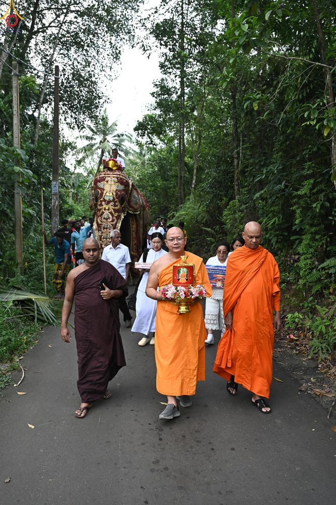 ภาพ No.278852:วันที่ 1 พฤศจิกายน  2568 กฐินสมทบวัดต่างประเทศ โดยคณะศิษยานุศิษย์ บูชาธรรม 81 ปี หลวงพ่อธัมมชโย กฐินช้างศรีลังกา  ณ วัดสุวรรณวิหาร เขตอาวิซาเวรี ประเทศศรีลังกา