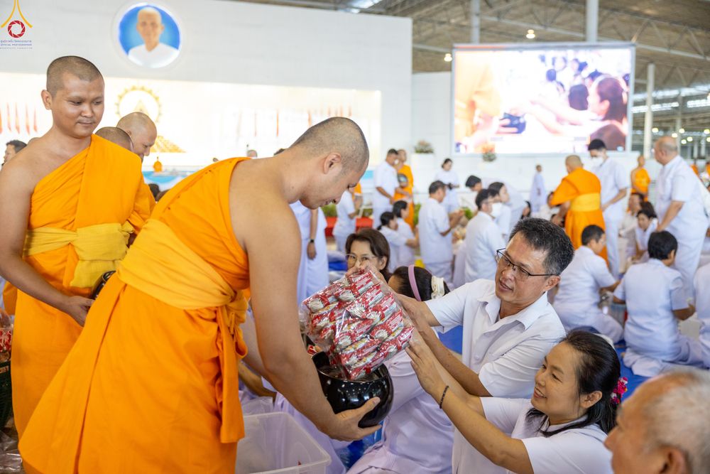 ภาพ No.318201:วันอาทิตย์ต้นเดือนที่ 5 เมษายน พ.ศ.2569 พิธีตักบาตร ณ บ้านแก้วเรือนทองคุณยายอาจารย์ฯ วัดพระธรรมกาย