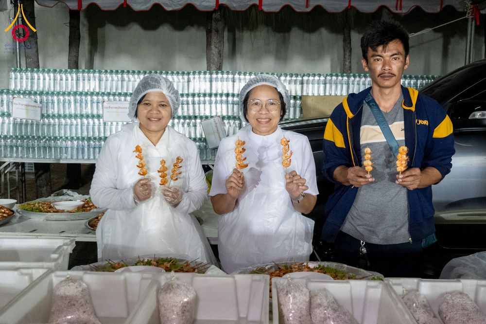 ภาพ No.289462:วันที่ 7 มกราคม พ.ศ. 2569 พิธีถวายภัตตาหารเป็นสังฆทาน แด่พระธรรมยาตรา ในโครงการธรรมยาตรา กตัญญูบูชา มหาปูชนียาจารย์ พระมงคลเทพมุนี(สด จนฺทสโร) พระผู้ปราบมาร อนุสรณ์สถาน 7 แห่ง ปีที่ 14 ณ อนุสรณ์สถานมหาวิหารพระมงคลเทพมุนี (โลตัสแลนด์) อ.สองพี่น้อง จ.สุพรร