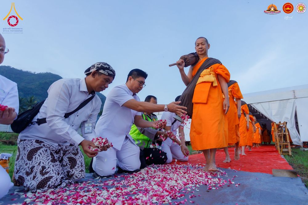 ภาพ No.280036:วันที่ 31 ธันวาคม พ.ศ. 2568 เดินธรรมยาตราที่บรมพุทธโธ อินโดนีเซีย