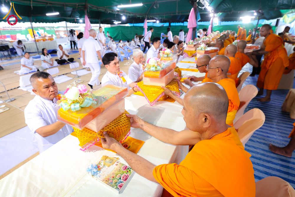 ภาพ No.298494:วันที่ 20 มกราคม พ.ศ. 2569 พิธีถวายภัตตาหารเป็นสังฆทาน แด่พระธรรมยาตรา ณ อนุสรณ์สถานบางปลา วัดบางปลา อำเภอบางเลน จังหวัดนครปฐม ในโครงการธรรมยาตรา กตัญญูบูชา มหาปูชนียาจารย์ พระมงคลเทพมุนี(สด จนฺทสโร) พระผู้ปราบมาร อนุสรณ์สถาน 7 แห่ง ปีที่ 14