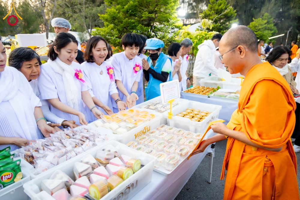 ภาพ No.293523:วันที่ 13 มกราคม พ.ศ. 2569 พิธีถวายภัตตาหารเป็นสังฆทาน แด่พระธรรมยาตรา ณ อนุสรณ์สถานมหาวิหารพระมงคลเทพมุนี (โลตัสแลนด์) อ.สองพี่น้อง จ.สุพรรณบุรี ในโครงการธรรมยาตรา กตัญญูบูชา มหาปูชนียาจารย์ พระมงคลเทพมุนี(สด จนฺทสโร) พระผู้ปราบมาร อนุสรณ์สถาน 7 แห่ง ปี