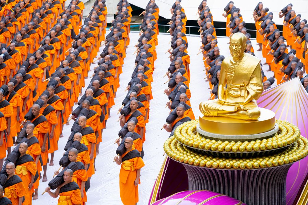 ภาพ No.288448:วันที่ 4 มกราคม พ.ศ. 2569 พระธรรมยาตราปฏิบัติธรรม และถ่ายภาพหมู่ประวัติศาสตร์ ในโครงการธรรมยาตรา กตัญญูบูชา มหาปูชนียาจารย์ พระมงคลเทพมุนี(สด จนฺทสโร) พระผู้ปราบมาร อนุสรณ์สถาน 7 แห่ง ปีที่ 14 ณ อนุสรณ์สถานมหาวิหารพระมงคลเทพมุนี (โลตัสแลนด์) อ.สองพี่น้อง