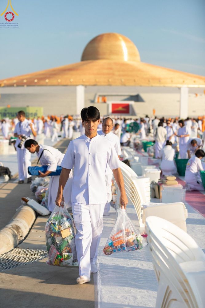 ภาพ No.187937:พิธีตักบาตรฉลองพระใหม่ ต้อนรับพุทธศักราช 2568 ณ ลานธรรมพระมหาธรรมกายเจดีย์ วัดพระธรรมกาย จ.ปทุมธานี วันที่ 1 มกราคม พ.ศ. 2568