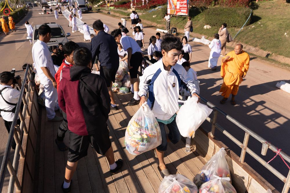 ภาพ No.281470:วันเสาร์ที่ 27 ธันวาคม พ.ศ.2568 พิธีตักบาตรพระ ๑,๐๐๐ รูป   เพื่อความเป็นสิริมงคลแก่ชีวิตและแผ่นดินไทย  มหากุศลครั้งยิ่งใหญ่แห่งปี ส่งท้ายปีเก่า ต้อนรับปีใหม่  ณ ถนนหน้าที่ว่าการอำเภอภูเรือ จังหวัดเลย