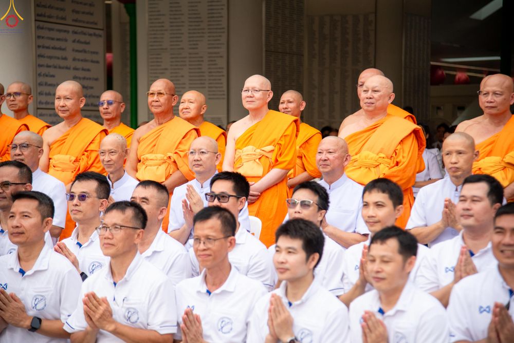 ภาพ No.330602:วันที่ 30 พฤษภาคม พ.ศ.2569 พิธีตัดปอยผมและปลงผม อุบาสกอุปสมบทอุทิศชีวิต 11 ท่าน (ภาพชุดที่ 2) ณ โบสถ์พระไตรปิฎก วัดพระธรรมกาย จังหวัดปทุมธานี