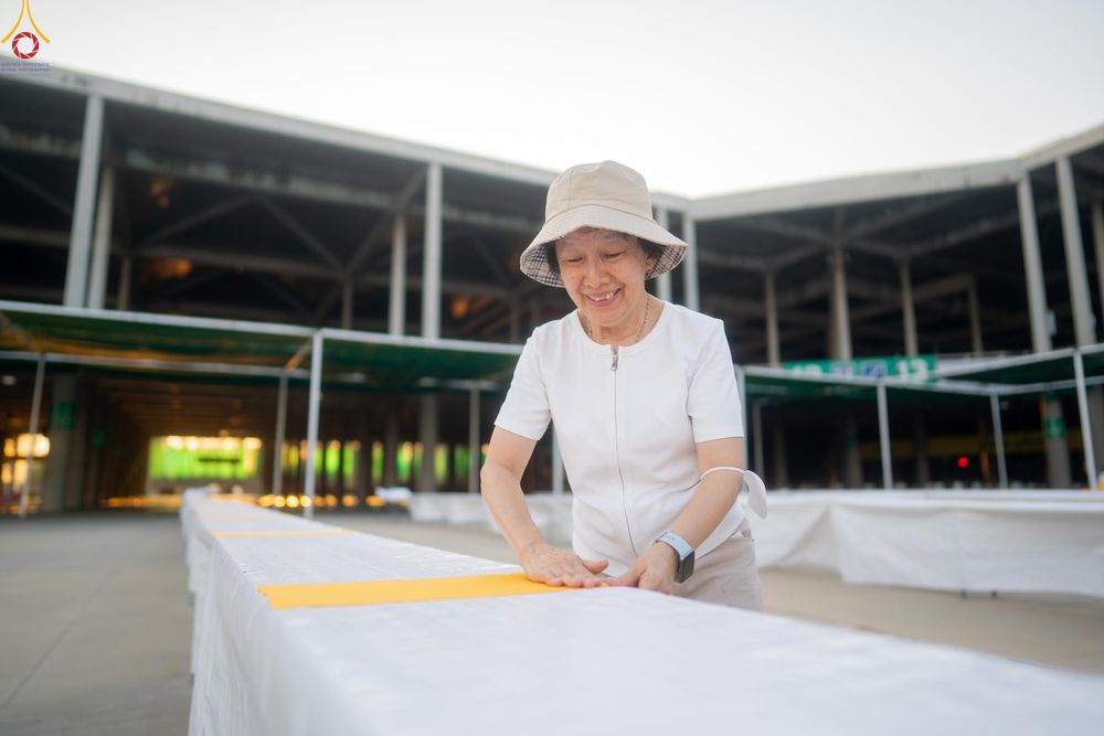 ภาพ No.321195:วันที่ 10-11 เมษายน พ.ศ.2569 การเตรียมกล่องไทยธรรม และการติดผ้ารับประเคน เพื่องานถวายมหาสังฆทาน 40,000 กว่าวัดทั่วประเทศ วันคุ้มครองโลก 22 เมษายน พ.ศ.2569 วัดพระธรรมกาย