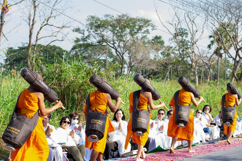 ภาพ No.290443:วันที่ 7 มกราคม พ.ศ. 2569 พิธีต้อนรับพระธรรมยาตรา ณ อนุสรณ์สถานลำดับที่ 2  สถานที่ตั้งมโนปณิธานบวชตลอดชีวิต อนุสรณ์สถานคลองบางนางแท่น (ภาพชุดที่ 2) อ.สามพราน จ.นครปฐม ในโครงการธรรมยาตรา กตัญญูบูชา มหาปูชนียาจารย์ พระมงคลเทพมุนี(สด จนฺทสโร) พระผู้ปราบมาร 
