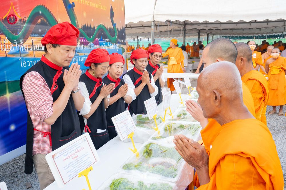 ภาพ No.299212:วันที่ 21 มกราคม พ.ศ. 2569 พิธีถวายภัตตาหารเป็นสังฆทาน แด่พระธรรมยาตรา ณ อนุสรณ์สถานบางปลา วัดบางปลา อำเภอบางเลน จังหวัดนครปฐม ในโครงการธรรมยาตรา กตัญญูบูชา มหาปูชนียาจารย์ พระมงคลเทพมุนี(สด จนฺทสโร) พระผู้ปราบมาร อนุสรณ์สถาน 7 แห่ง ปีที่ 14