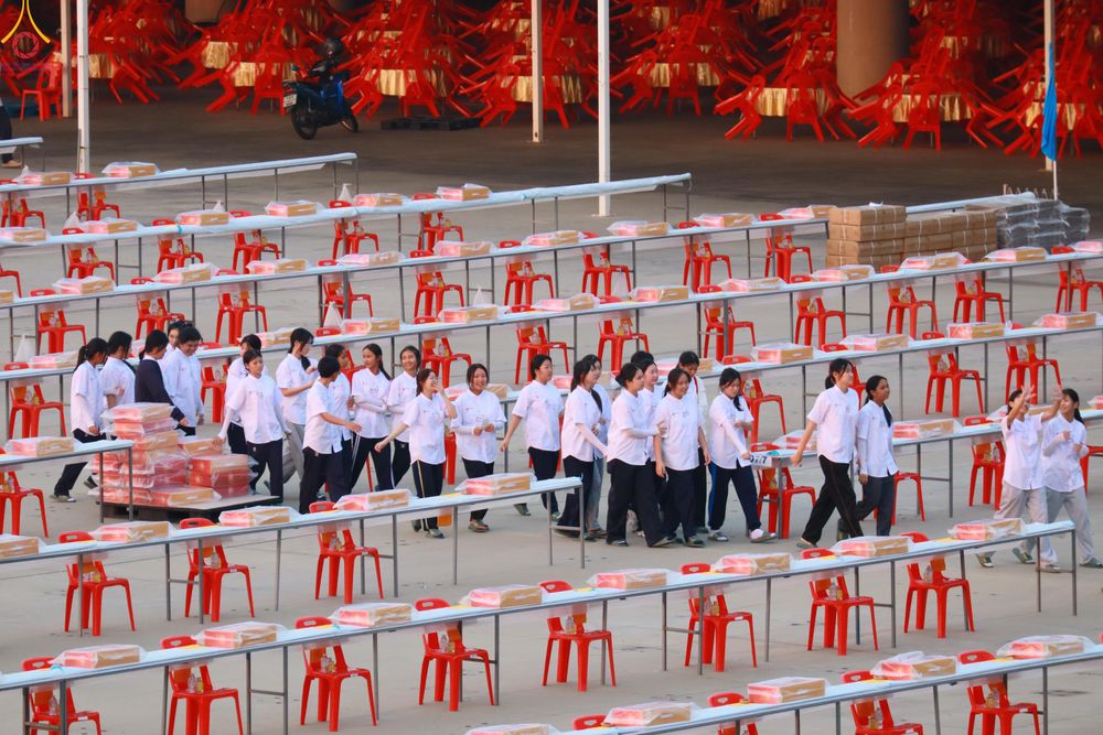 ภาพ No.322660:วันที่ 17 เมษายน พ.ศ.2569 การเรียงกล่องไทยธรรม เรียงน้ำดื่ม เรียงร่ม ณ ลานธรรมพระมหาธรรมกายเจดีย์ เพื่องานถวายมหาสังฆทาน 40,000 กว่าวัดทั่วประเทศ วันคุ้มครองโลก 22 เมษายน พ.ศ.2569 วัดพระธรรมกาย