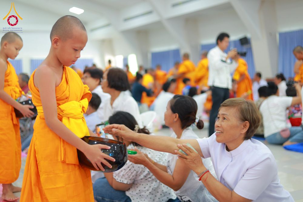 ภาพ No.321890:วันที่ 12 เมษายน พ.ศ.2569 ตักบาตรสงกรานต์ฉลองสามเณรใหม่  ณ ศูนย์ปฏิบัติธรรมระยอง(บ้านช่องลม)