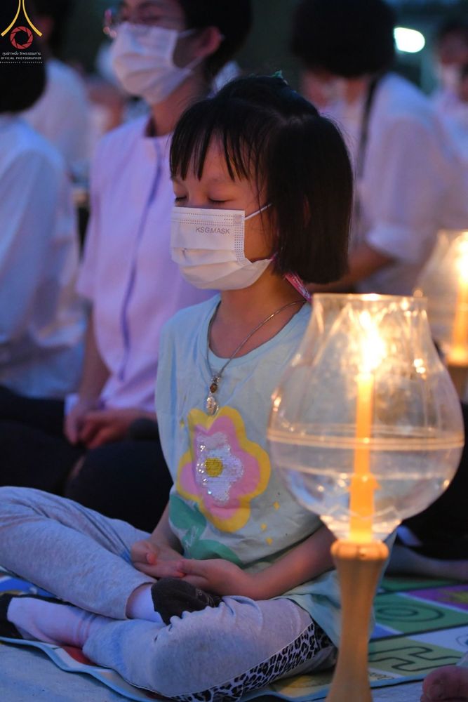 ภาพ No.70270:พิธีจุดประทีปถวายเป็นพุทธบูชา และบูชาธรรมมหาปูชนียาจารย์ ในโครงการธรรมยาตรากตัญญูบูชา มหาปูชนียาจารย์ พระมงคลเทพมุนี(สด จนฺทสโร) พระผู้ปราบมาร ปีที่ 11 ณ อนุสรณ์สถานลำดับที่ 2 สถานที่ตั้งมโนปณิธานบวชตลอดชีวิต อนุสรณ์สถานคลองบางนางแท่น อ.สามพราน จ.นครปฐม 