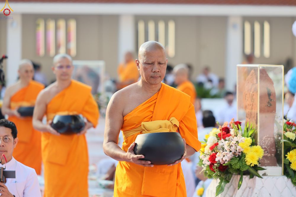 ภาพ No.297618:วันที่ 18 มกราคม พ.ศ. 2569 พิธีตักบาตรพระธรรมยาตรา ณ วัดโบสถ์บน ต.บางคูเวียง จ.นนทบุรี อนุสรณ์สถานลำดับที่ 4 สถานที่เกิดด้วยกายธรรม ในโครงการธรรมยาตรา กตัญญูบูชา มหาปูชนียาจารย์ พระมงคลเทพมุนี(สด จนฺทสโร) พระผู้ปราบมาร อนุสรณ์สถาน 7 แห่ง ปีที่ 14