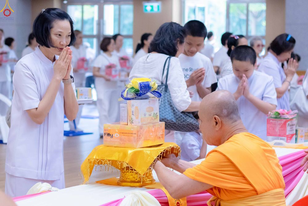 ภาพ No.343660:วันที่ 16 สิงหาคม พ.ศ.2569 พิธีถวายคิลานเภสัช และอุปกรณ์ทางการแพทย์ ณ ห้องแก้วสารพัดนึก2 วัดพระธรรมกาย