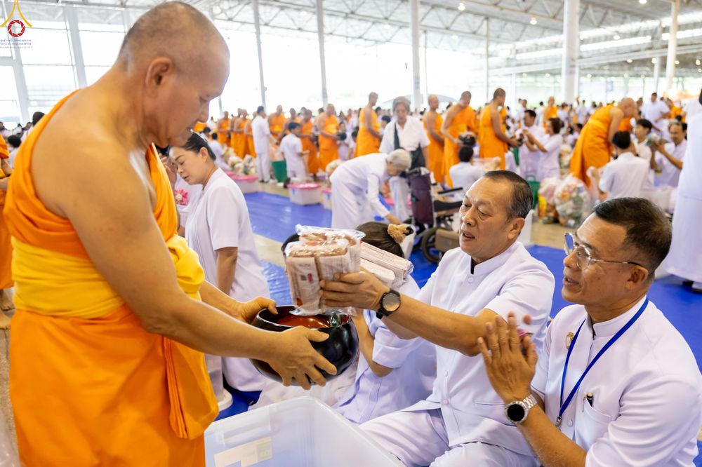 ภาพ No.337689:วันอาทิตย์ต้นเดือน 5 กรกฎาคม พ.ศ.2569 พิธีตักบาตรข้าวสารอาหารแห้ง  ณ บ้านแก้วเรือนทองคุณยายฯ วัดพระธรรมกาย