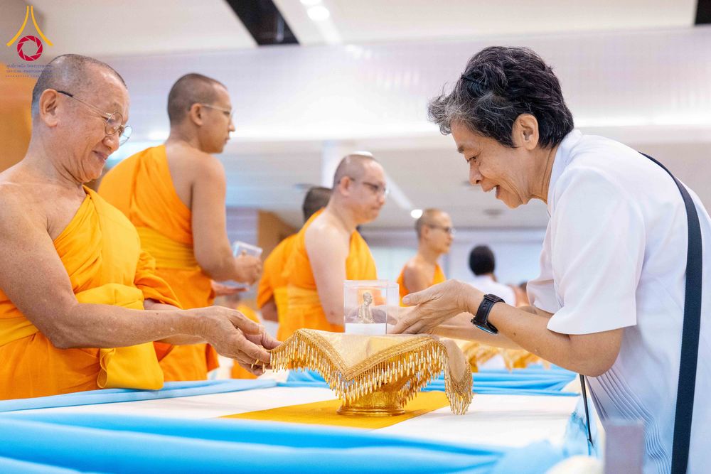 ภาพ No.338078:วันอาทิตย์ต้นเดือน 5 กรกฎาคม พ.ศ.2569 สัมมนาพิเศษ พิธีมอบพระของขวัญ ณ ห้องแก้วสารพัด1 วัดพระธรรมกาย