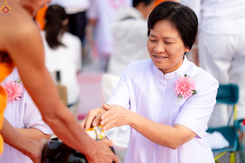 ภาพ No.302719:วันที่ 24 มกราคม พ.ศ. 2569 พิธีตักบาตรพระธรรมยาตรา(ภาพชุดที่ 2) ณ อนุสรณ์สถานลำดับที่ 5 สถานที่เผยแผ่วิชชาธรรมกายครั้งแรก อนุสรณ์สถานบางปลา วัดบางปลา อำเภอบางเลน จังหวัดนครปฐม ในโครงการธรรมยาตรา กตัญญูบูชา มหาปูชนียาจารย์ พระมงคลเทพมุนี(สด จนฺทสโร) พระผู