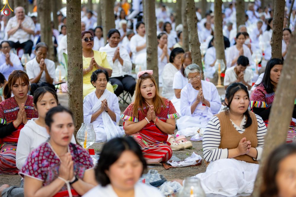 ภาพ No.290089:วันที่ 6 มกราคม พ.ศ. 2569 พิธีจุดประทีปถวายเป็นพุทธบูชา และบูชาธรรมมหาปูชนียาจารย์ (ภาพชุดที่ 2) ณ อนุสรณ์สถานมหาวิหารพระมงคลเทพมุนี (โลตัสแลนด์) อ.สองพี่น้อง จ.สุพรรณบุรี ในโครงการธรรมยาตรา กตัญญูบูชา มหาปูชนียาจารย์ พระมงคลเทพมุนี(สด จนฺทสโร) พระผู้ปรา