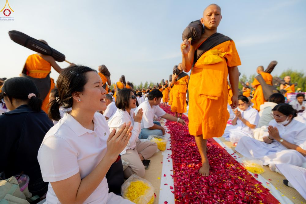 ภาพ No.299635:วันที่ 18 มกราคม พ.ศ. 2569 พิธีต้อนรับพระธรรมยาตรา (ภาพชุดที่ 2) ณ อนุสรณ์สถานลำดับที่ 5  สถานที่เผยแผ่วิชชาธรรมกายครั้งแรก อนุสรณ์สถานบางปลา วัดบางปลา อำเภอบางเลน จังหวัดนครปฐม ในโครงการธรรมยาตรา กตัญญูบูชา มหาปูชนียาจารย์ พระมงคลเทพมุนี(สด จนฺทสโร) พระ