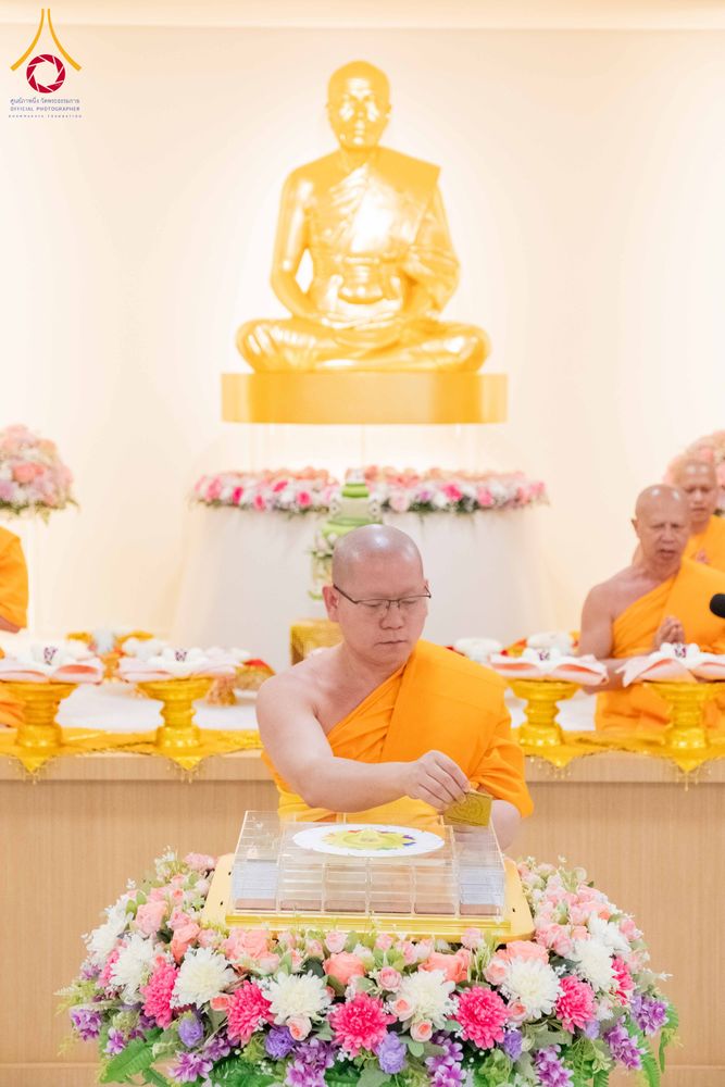 ภาพ No.319159:วันที่ 29 มีนาคม พ.ศ.2569 พิธีอัญเชิญรูปหล่อพระมงคลเทพมุนี (สด จนฺทสโร) ประดิษฐาน ณ ห้องปฏิบัติธรรม “มงคลรัตนโชติ”  วัดพระธรรมกายชิคาโก ประเทศสหรัฐอเมริกา